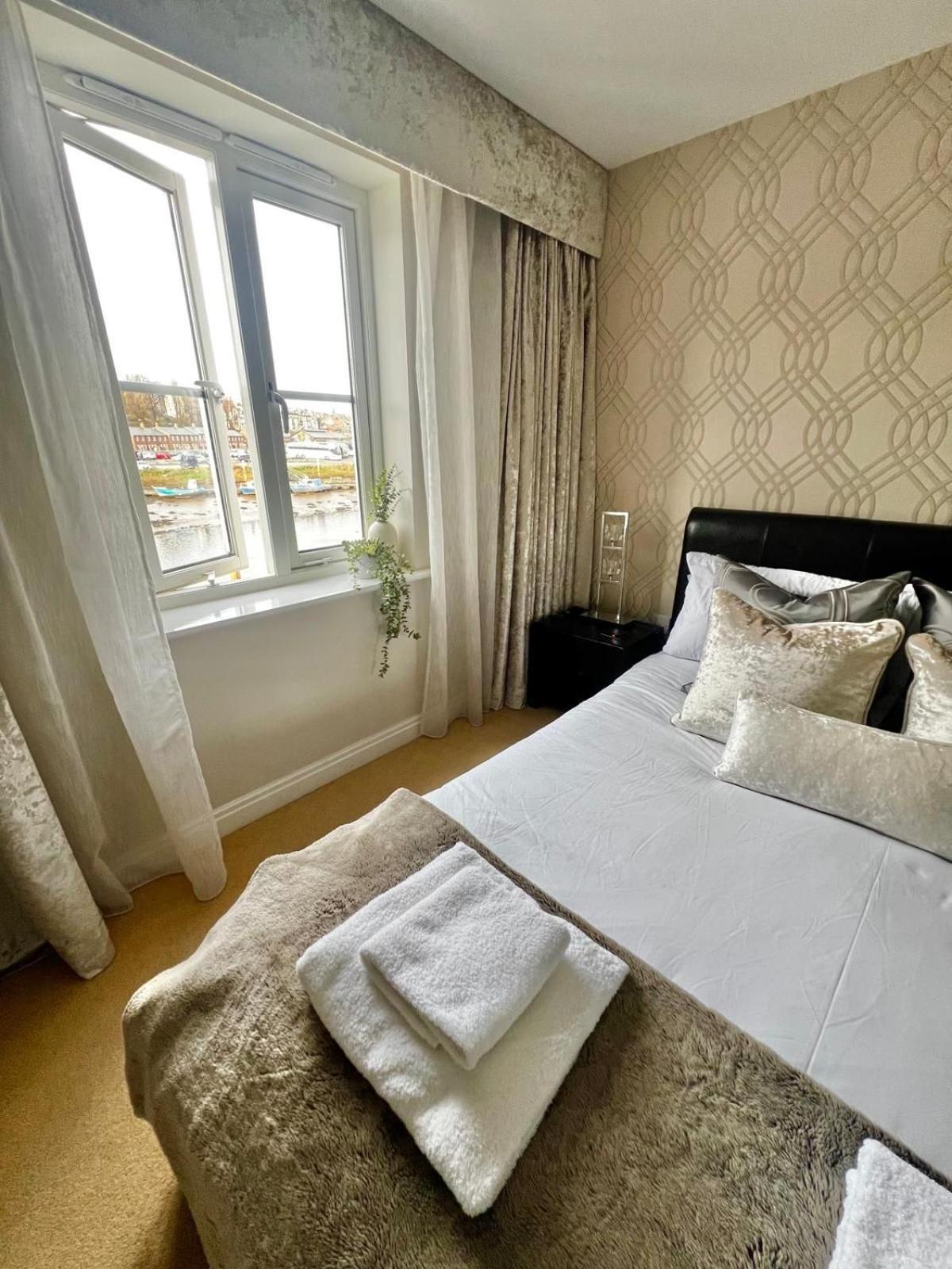 Majestic, Modern & Spacious Harbour-View Apartment With Parking Whitby Ngoại thất bức ảnh